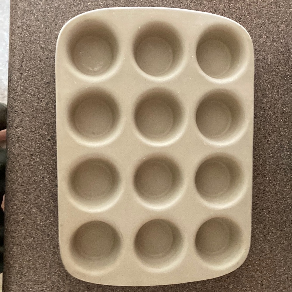 Pampered Chef Stoneware 12 Count Muffin Tray